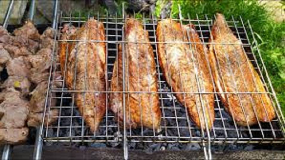 РЫБА ПРОСТАЯ ПРЕВРАЩАЕТСЯ В СЕМГУ.ВСЕГДА УДИВЛЯЕТ РЫБА НА УГЛЯХ. смотреть онлайн