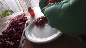 Легко вынимаем косточки из кизила