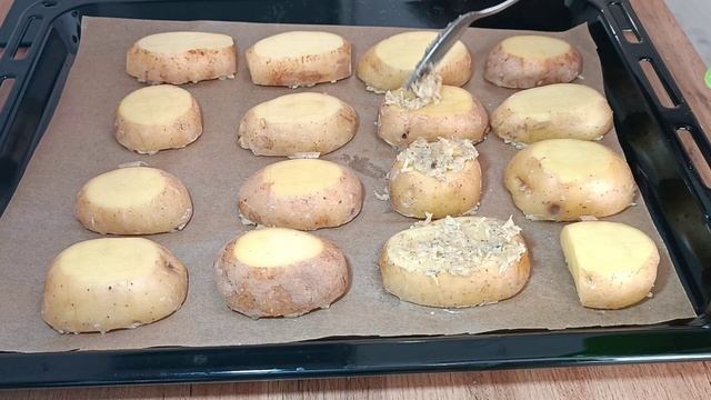 Хрустящая картошечка с сыром и чесноком и белым соусо?