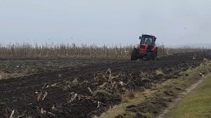 ЮМЗ-8244 оранка оборотным плугом