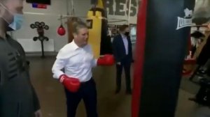 Премьер Британии Стармер жёстко побил грушу