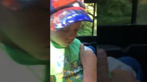 Ребёнок спит в машине на экскурсии в абхазии