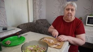 Мамочка вкусно готовит на завтрак салатик с мяском и пасту по-сибирски с морепродуктами