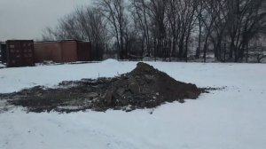 Оранжевый трактор едет. И копает. И жужжит ;)