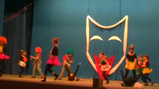 Выступление Цирковой Студии "Кураж" в Старобешевском ДК часть 2 смотреть онлайн