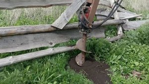 бурим под столбы тракторным буром