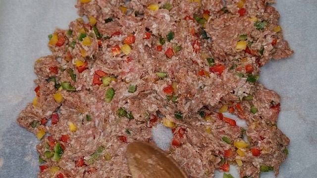 Сочный мясной рулет с сыром и перцем — блюдо, которое ?