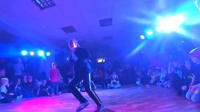 Динозаврик vs Лев vs Девчёнки - BFE BATTLE смотреть онлайн