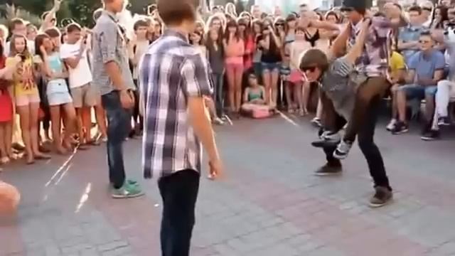 челкастые  угарно танцуют