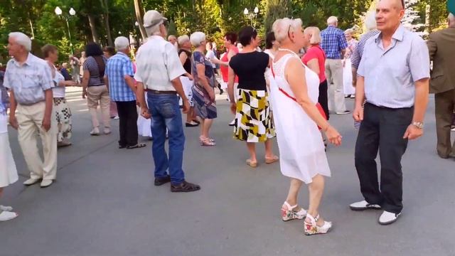 БЕЛАЯ, БЕЛАЯ СИРЕНЬ ОСЫПАЕТСЯ! ТАНЦЫ ХАРЬКОВ СЧАСТЛИВ? смотреть онлайн