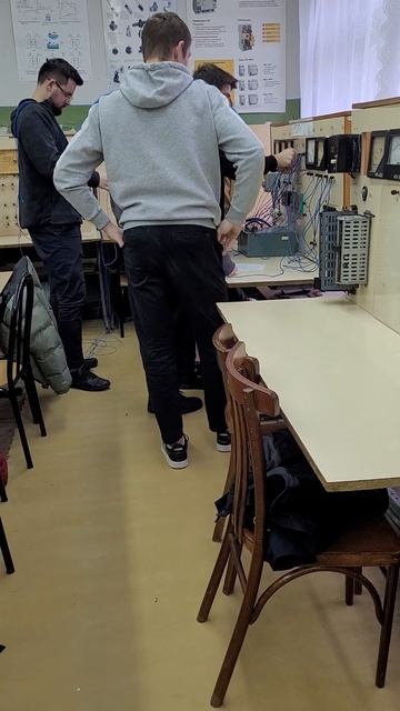 А мы все делаем лабораторные работы ))) Студенты электр смотреть онлайн