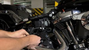 Breakout 117 Harley Davidson - Замена аккумулятора
