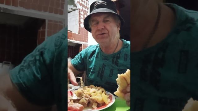 На перекус, жареная картошка с тушенкой и беконом. При? смотреть онлайн