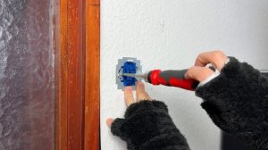 Как самому поменять розетку и выключатель