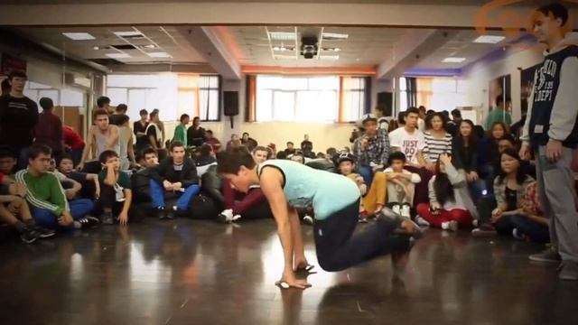 дети танцуют  Break dance