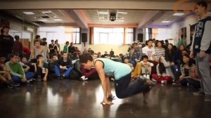 дети танцуют  Break dance