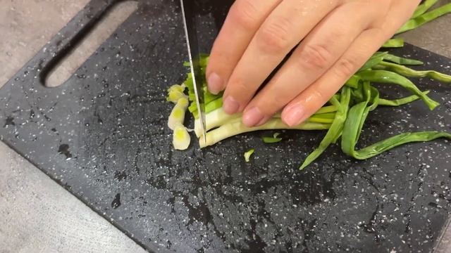 СЪЕДАЮТ ЗА 1 МИНУТУ! Салат из печеных баклажанов и свеж смотреть онлайн