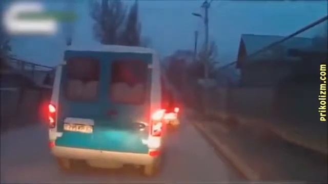 Копия видео "Авто приколы на дорогах и за рулем 2016 Девушки в авто, придурки на дорогах и н" смотреть онлайн