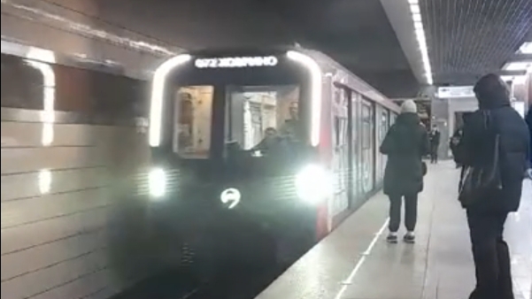 Поезд Москва 2024 прибывает на станцию Ховрино смотреть онлайн