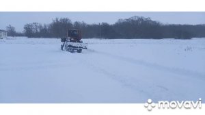 Т16 с отвалом на навеску чистит снег.