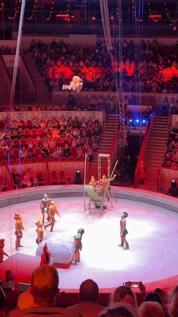 Сходил в цирк на Страшную силу смотреть онлайн