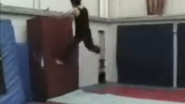 ОДНИ ИЗ САМЫХ СЛОЖНЫХ ТРЮКОВ ПАРКУРА смотреть онлайн