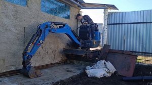 Заезд мини экскаватора Rippa в калитку 95см