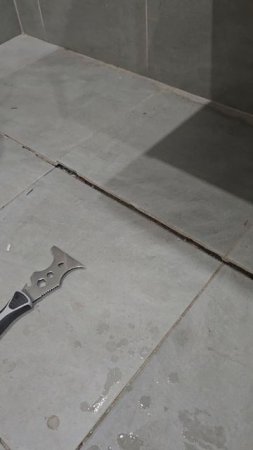 Отвалилась плитка в ванной! Не покупай квартиру с готовым ремонтом!