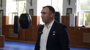 Герой России Энвер Набиев встретился с юными боксёрами Каспийска