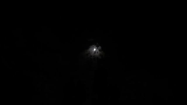 Облака за Луной. Луна. Голограмма. The moon in front of the clouds. Hologram смотреть онлайн