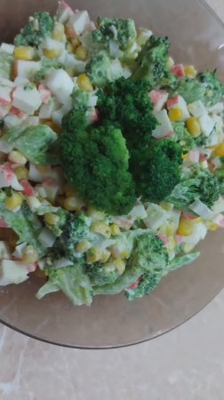 Салат с брокколи и крабовыми палочками