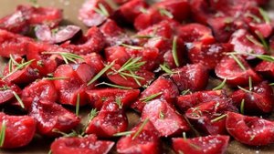 Вяленые сливы с чесноком и тимьяном