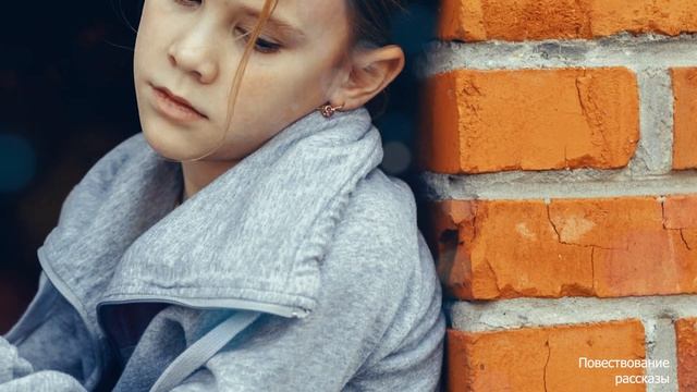 Девочка бежала по мокрой дороге. Вдруг перед ней остановился автомобиль, из которого вышел… смотреть онлайн