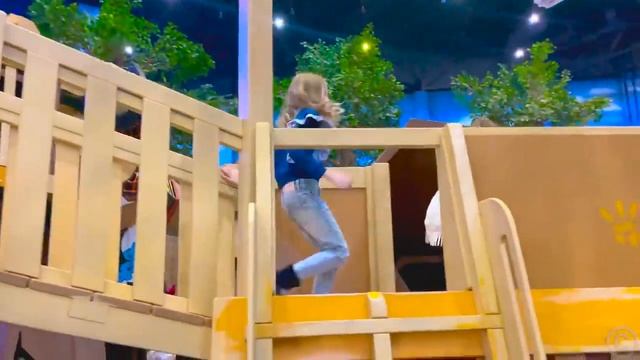 Настя и папа | веселятся с друзьями в парке развлечений | like Nastya смотреть онлайн