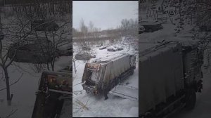 Мусоровоз мАз с задней загрузкой, приехал к нам забира