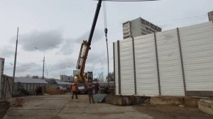 Автокран Liebherr LTM 1055 поднимает металлическую деталь. Ра