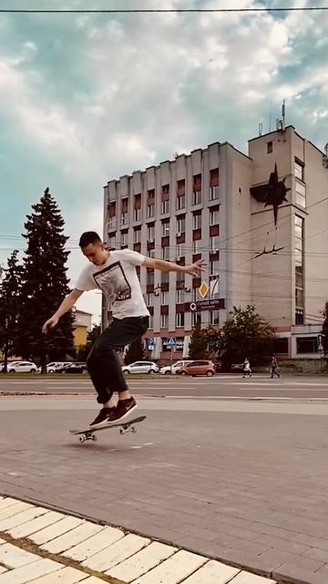 Несколько лайтовых трюков на скейте. Шовит пару трюков  Shovit some tricks