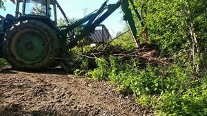 Разгребаю ветки экскаватором ЮМЗ ЭО-2621