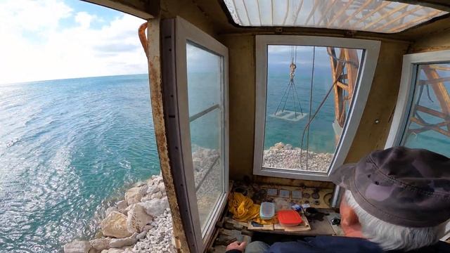 Гусеничный кран МКГ-25БР строит причал смотреть онлайн