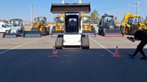 Bull 4SX  экскаватор погрузчик,  выставка техники Bull