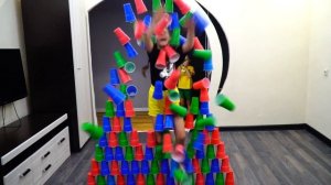 Ульяна и Захар устроили ЧЕЛЛЕНДЖ! Сбей СТАКАНЧИКИ своим ТЕЛОМ