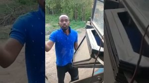 прикольный негр в России жгет