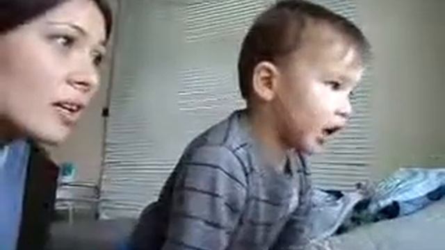Прикольно поёт мальчик