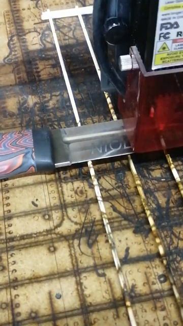 гравировка марки стали на клинке смотреть онлайн