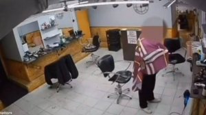Житель Петербурга забрался в закрытую парикмахерскую, побрился и попытался ее ограбить