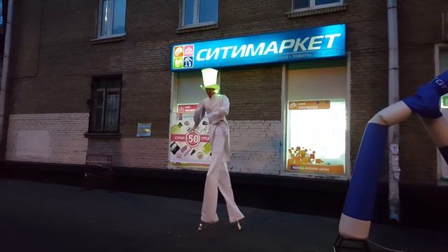 Ходулист танцует www.primeroshow.ru смотреть онлайн