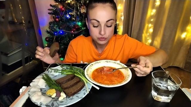 Мукбанг🍲Борщ с чесноком и салом 🥓🧄 🤤 очень вкусно! смотреть онлайн
