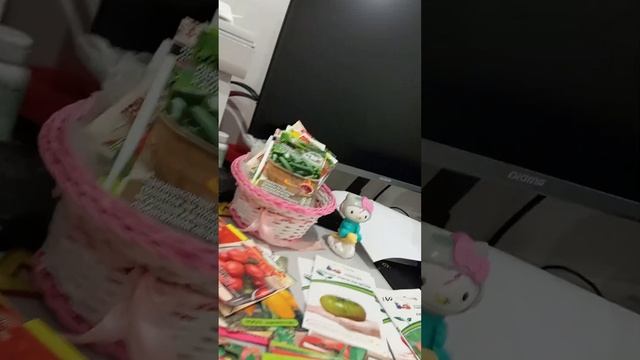 Просматриваю пакетики))томатов много не бывает! смотреть онлайн