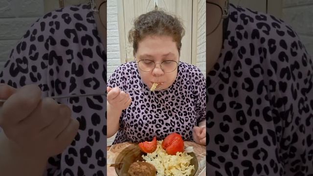 Мукбанг Котлеты, Лапша, Помидор смотреть онлайн