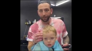 мальчик орёт в парикмахерской